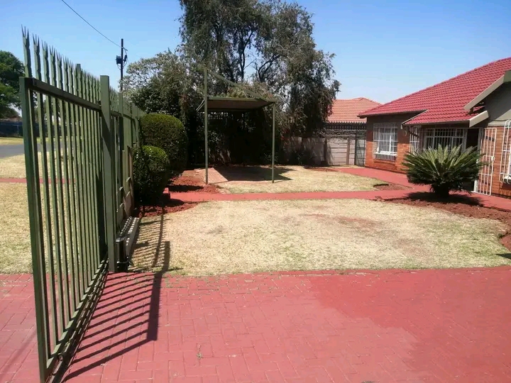 3 bedroom house for rental in horison.
locat  in Roodepoort