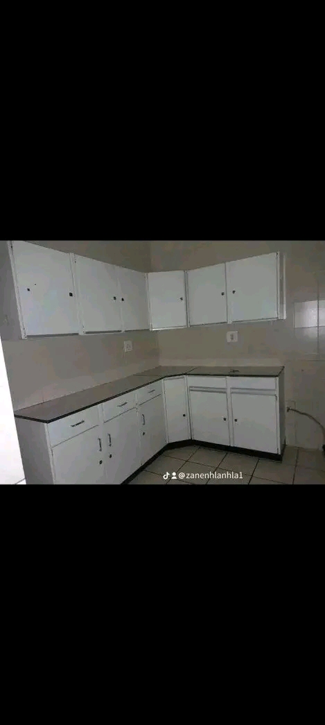 Room in a flat to let for r2500..with fitted   in Turffontein