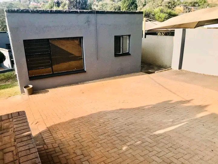 🏡beautiful & spacious cottage for rent in   in Roodepoort