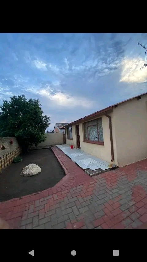Rental house in cwj next to pick n pay, white  in Molapo