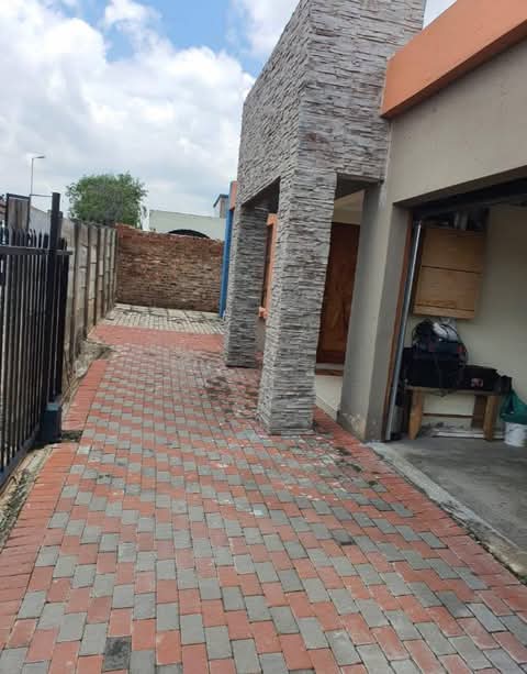 3 bedroom house for sale in ext 36 inside a b  in Olievenhoutbosch