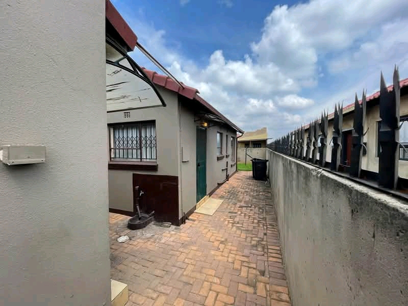 House in gardens
available immediately 
ren  in Leondale