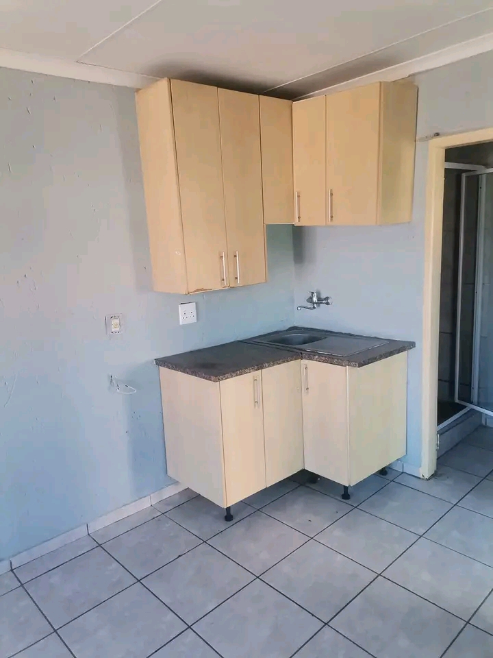 A very nice bachelor with fitted kitchen, fit  in Birch Acres