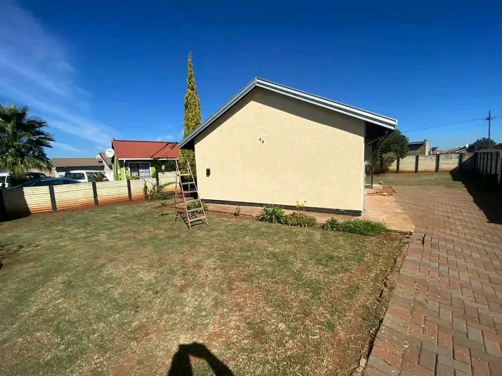 House for rental ext 2 rental r4500 plus depo  in Vosloorus
