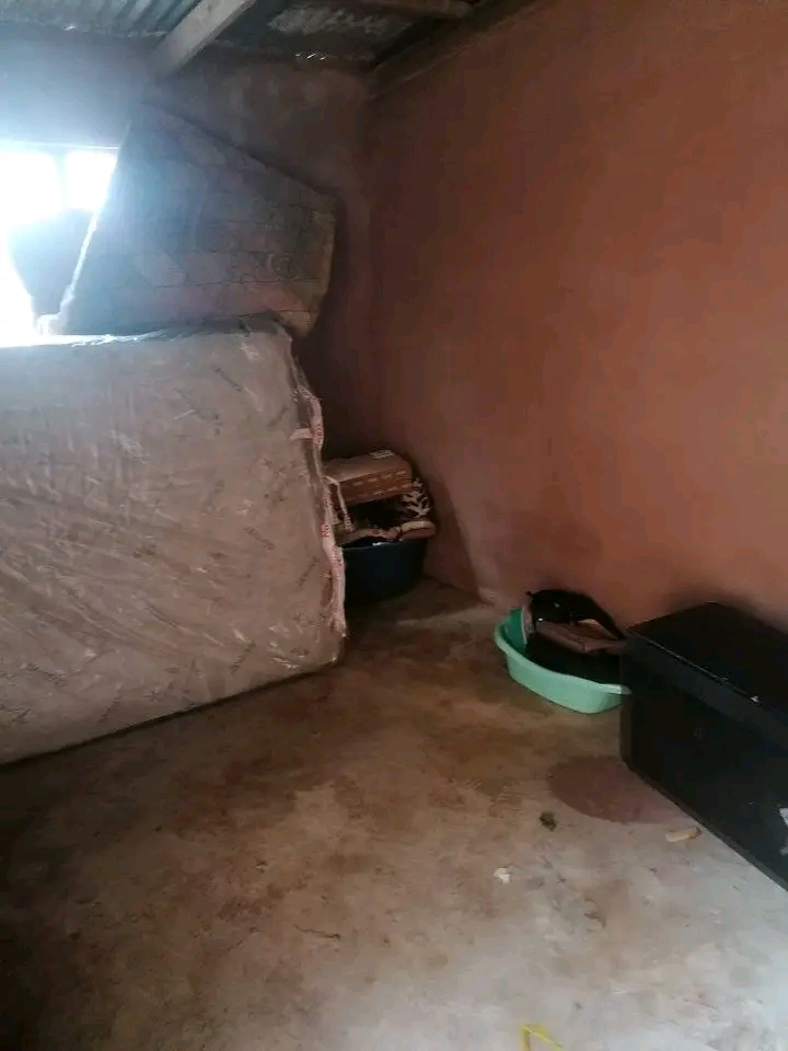 Empty room available close to thokoza library  in Thokoza