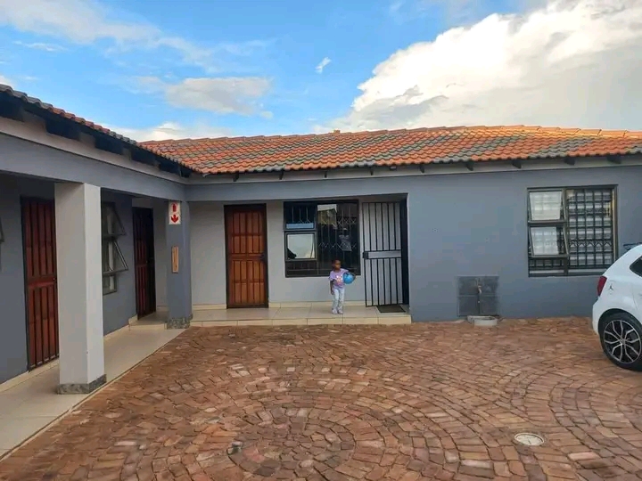 1 beautiful neat bachelor available 
 availa  in Vosloorus