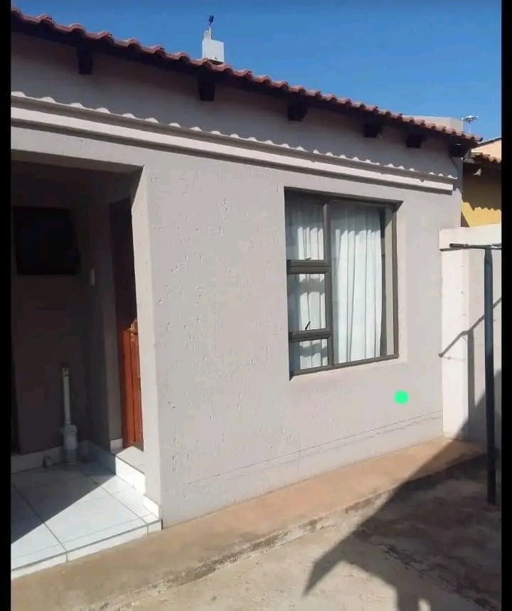 Room to rent 1600 and once off agent fee requ  in Mapetla
