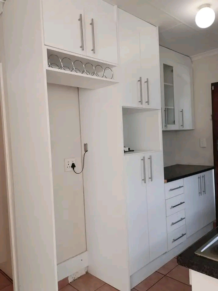 3 bedrooms|1 bath|guest toilet|lounge|kitchen  in Dawn Park
