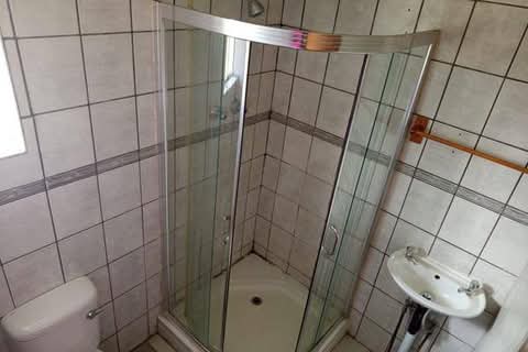 1 fitted  bedroom  cottage, comes with  fitte  in Birchleigh North