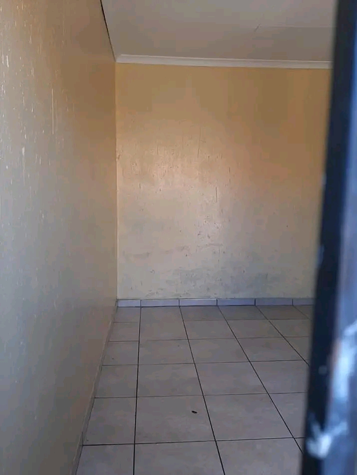 Standard room available at zone4 rent r1000 s  in Meadowlands