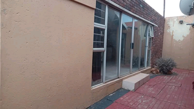 A spacious ensuite is available for r3000 at   in Pimville