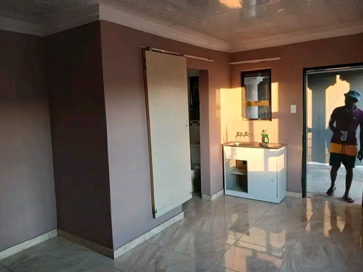 Cottage to rent with inside shower and toilet  in Cosmo City