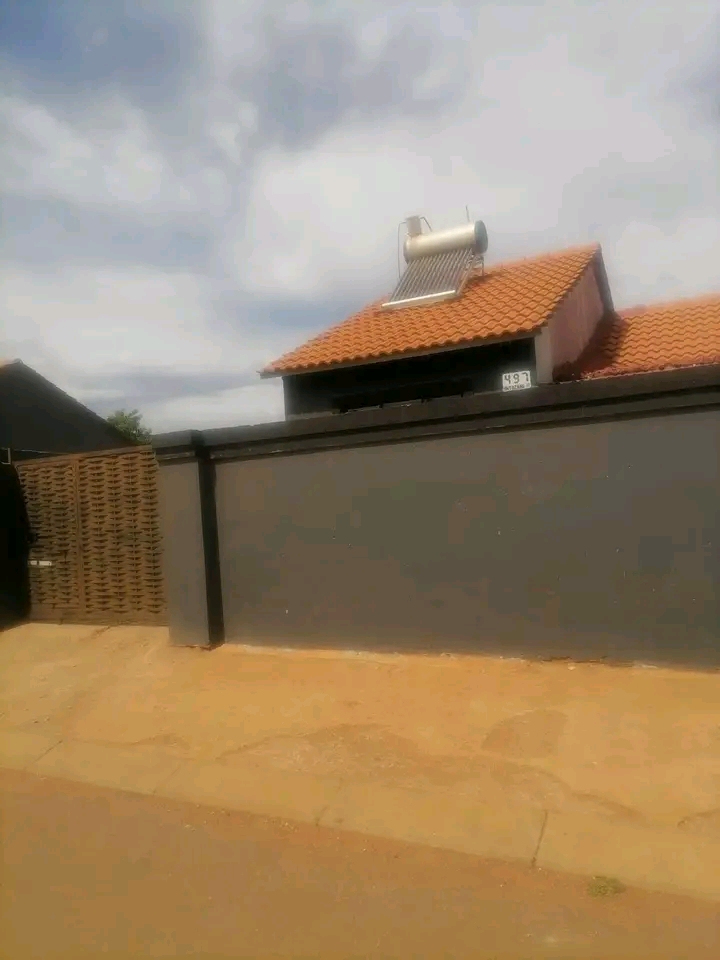 House available...rent 3500 deposit half pric  in Lufhereng