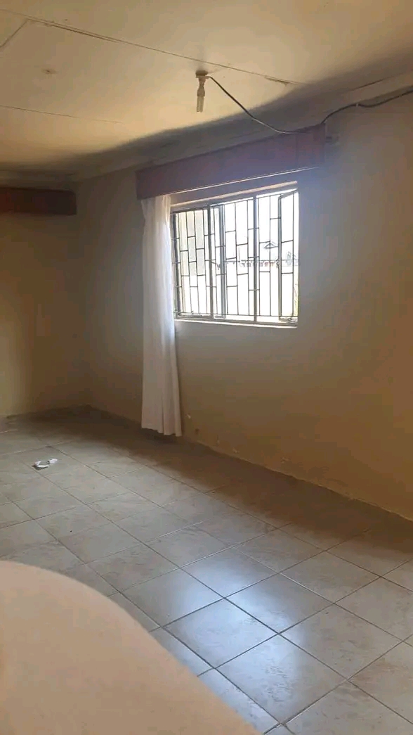 The are 2 single rooms available in mailula e  in Vosloorus