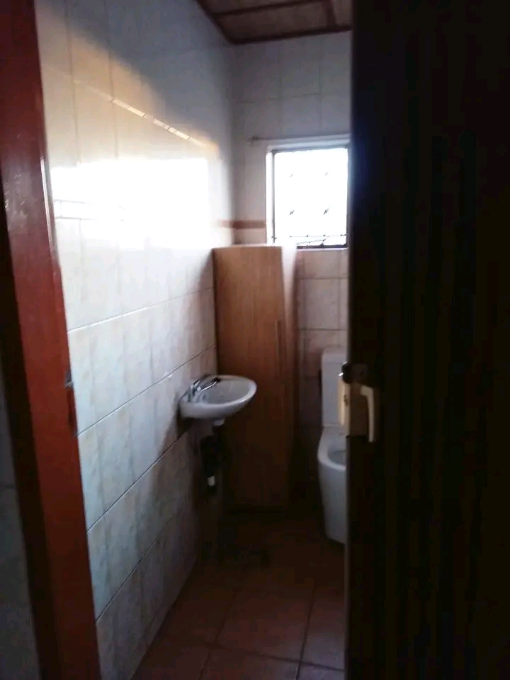 House available r3000 , you only share kitche  in Orlando East