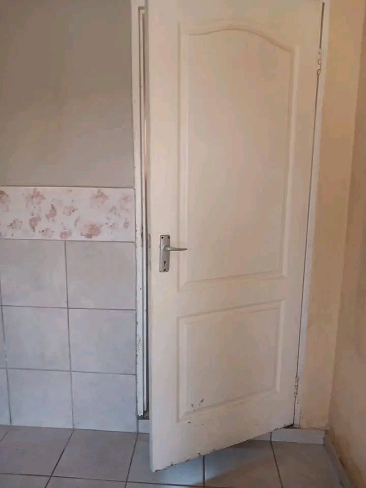 Room to rent .
available from 01 august 
ho  in Vosloorus