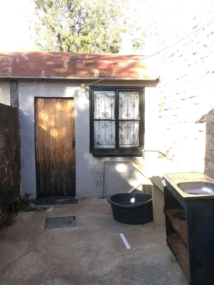 Rent r2500
deposit r2500
1 bedroom 
lounge  in White City Jabavu