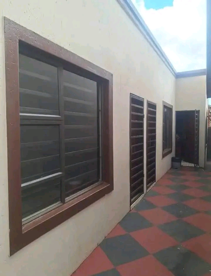 Room with ceiling, tiles and burglars availab  in Phomolong
