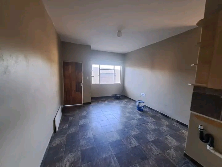 Neat and modern 2 bed ground unit in mondeor   in Mondeor