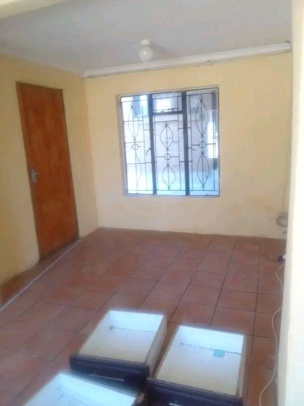 2 bedroom house with fitted kitchennette, fit  in Rabie ridge