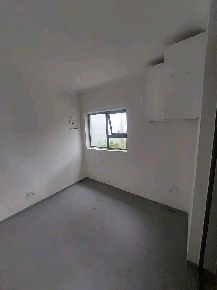 To rent : light and bright modern clean small  in Orange Grove