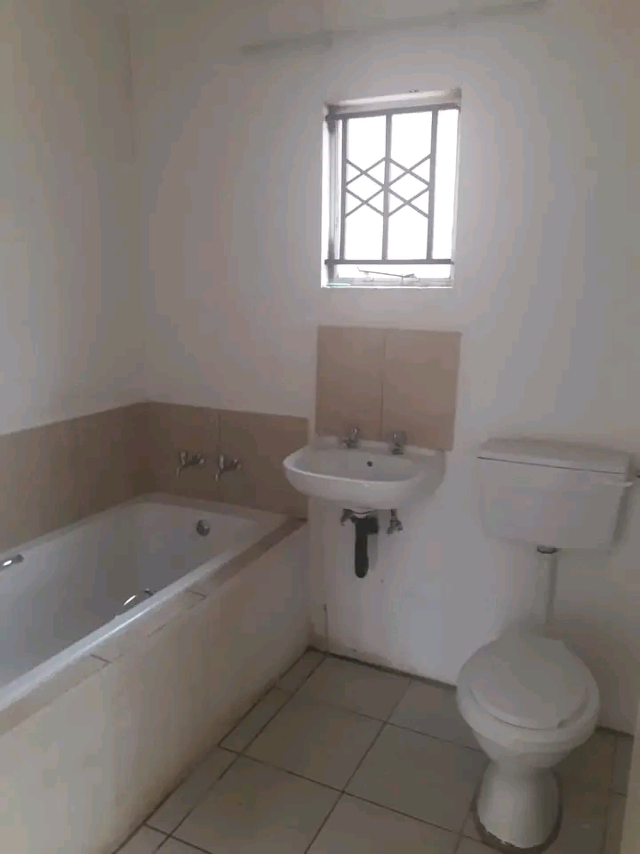 Area: ext 21📍
3 bedrooms
bathroom
loung  in Windmill Park
