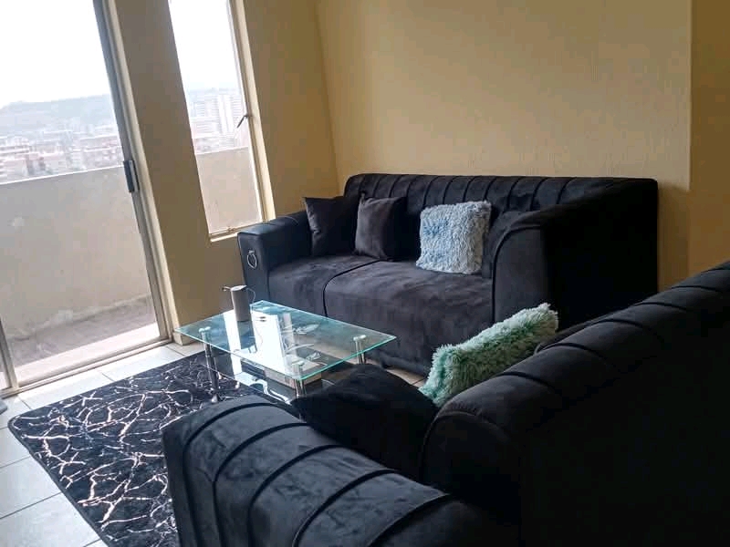 Big room available with it s own balcony in a  in Sunnyside