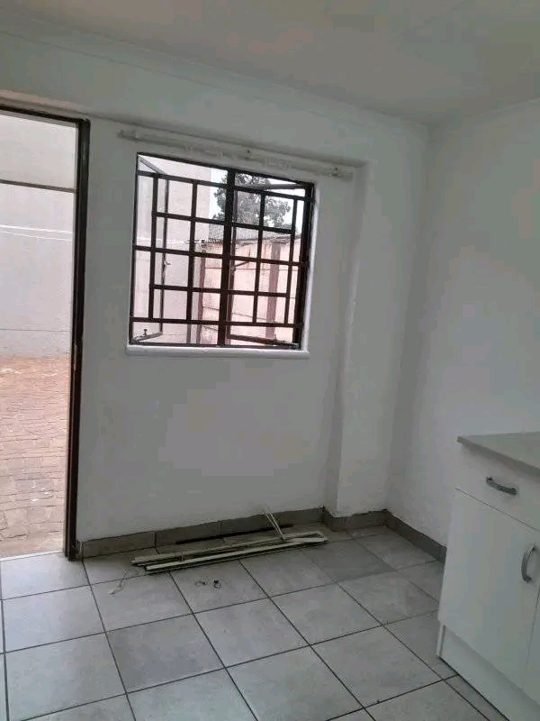1 bedroom cottage with cupboards,gas stove an  in Old Birch Acres
