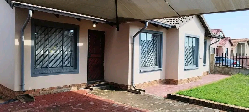 3 beds 2baths freestanding house is situated   in Ormonde