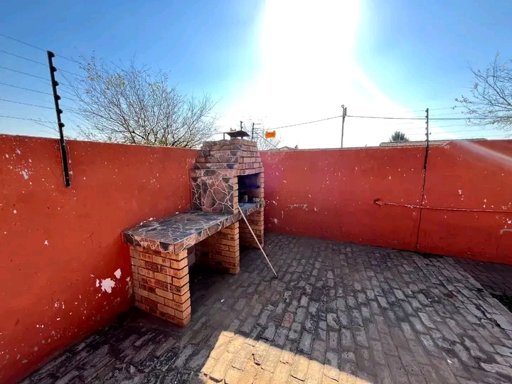 Neat & clean 3 bedroom house available immedi  in Windmill Park