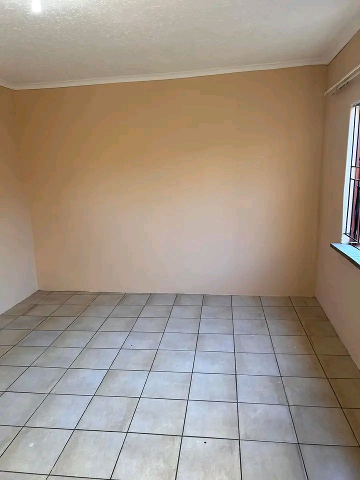 Room available
•walking distance to jabula  in Molestane