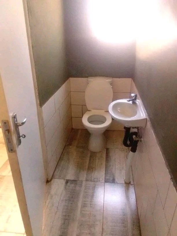 A bachelor at siluma with a shower and toilet  in Thokoza