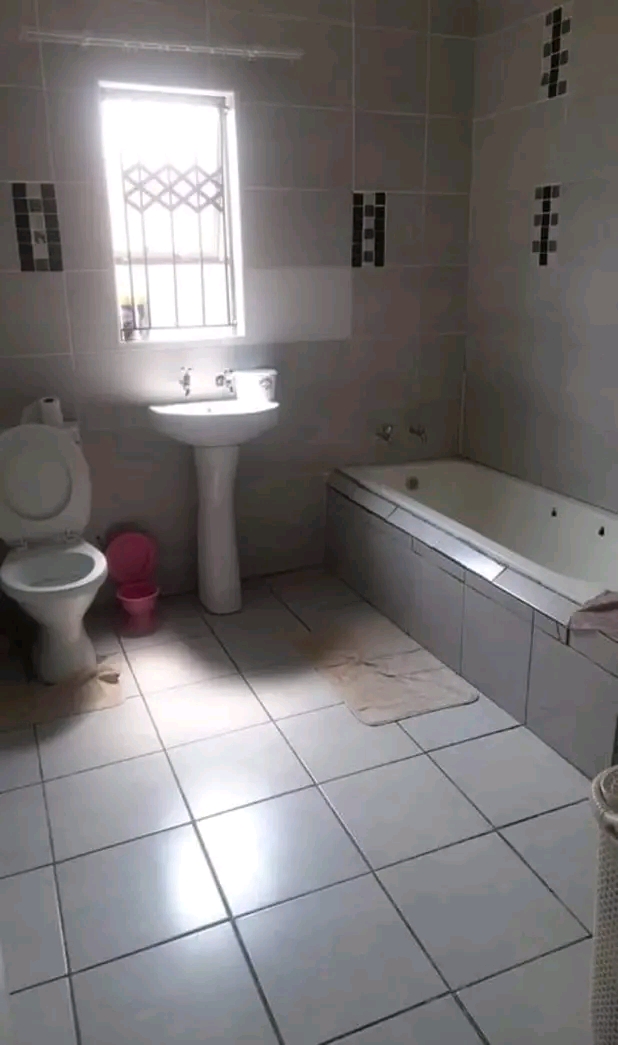 A beautiful backroom in block ff r4000
2 bed  in Soshanguve