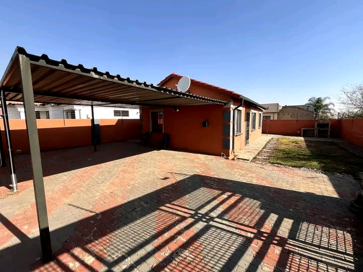 Neat & clean 3 bedroom house available immedi  in Windmill Park