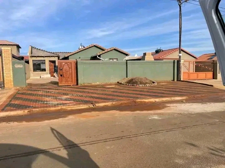 House to rent ext 24 3 bedroom r4500 deposit   in Protea Glen