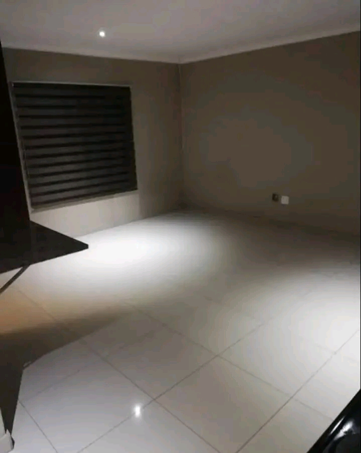Bachelor available near meat meat for r2500pm  in Orlando East