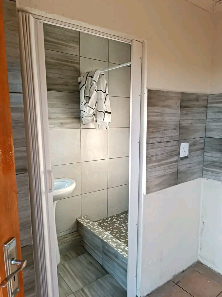 Very big room available for occupation in ext  in Clayville