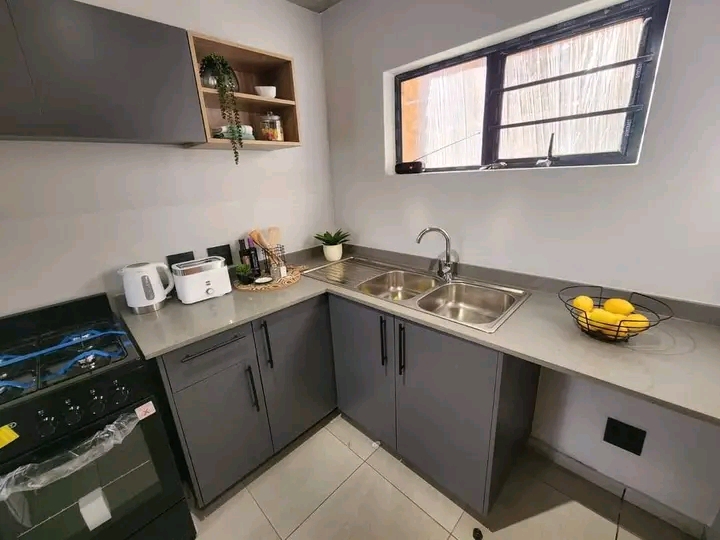 Jhb south 
acacia grove
kitchen fitted 
op  in South Hills