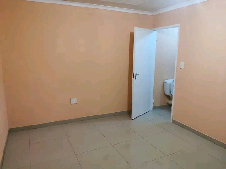 Big bachelor room with ensuite available for   in Protea Glen