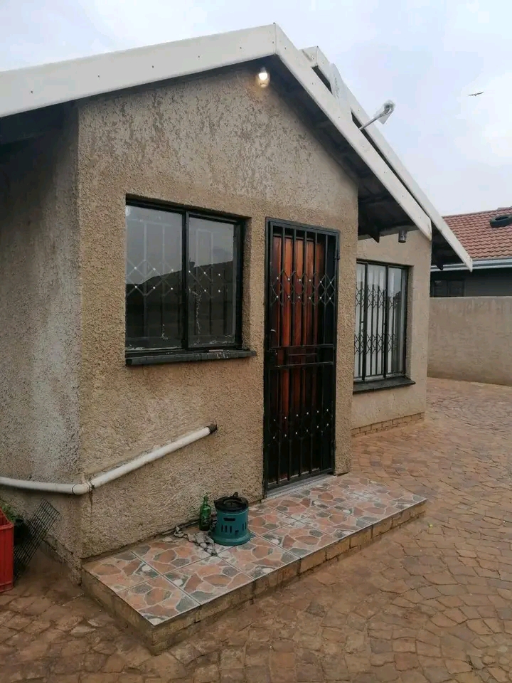 2 bedroom 1 bath house for rent in green vill  in Soweto