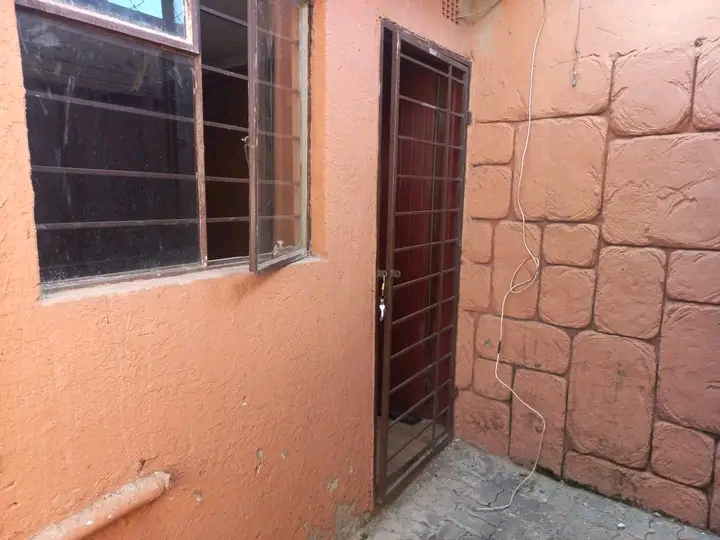 Neat and spacious one bedroom cottage availab  in The Hill