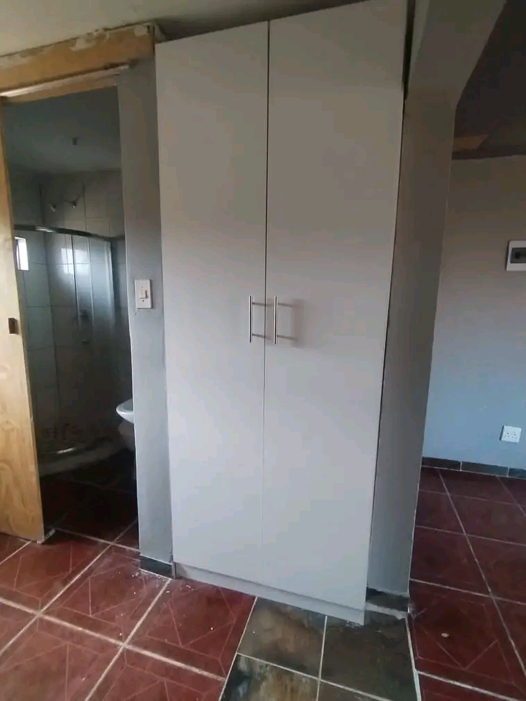 Bachelor for rental
huge space
prepaid elec  in Vosloorus
