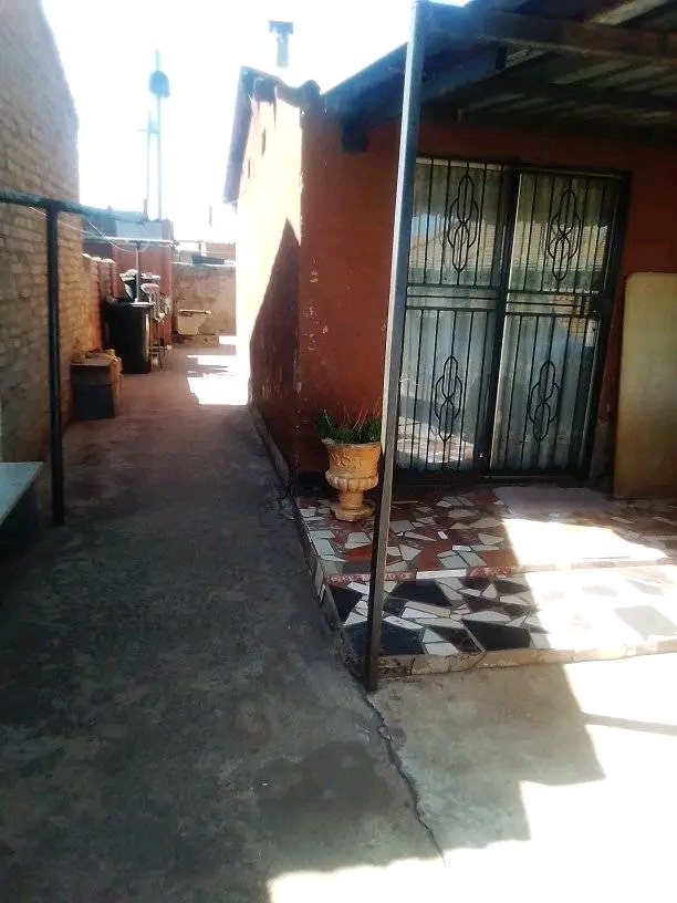 Room to rent at basothong including ceiling a  in Vosloorus