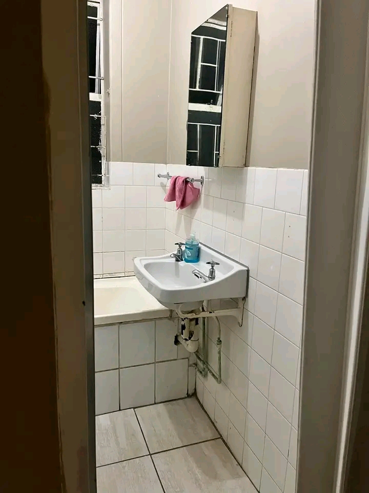 A very big room available immediately in a ne  in Sunnyside