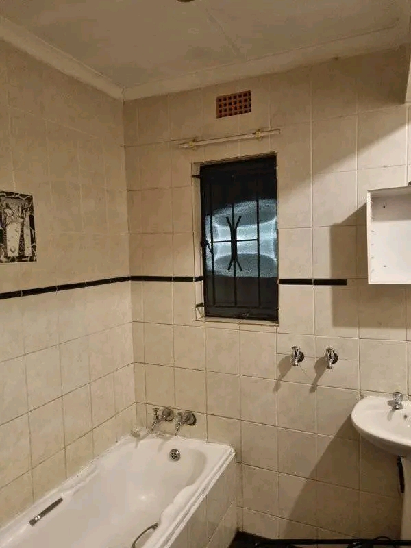 3 bedroom house to lease in ext 11 for r4000  in Protea Glen