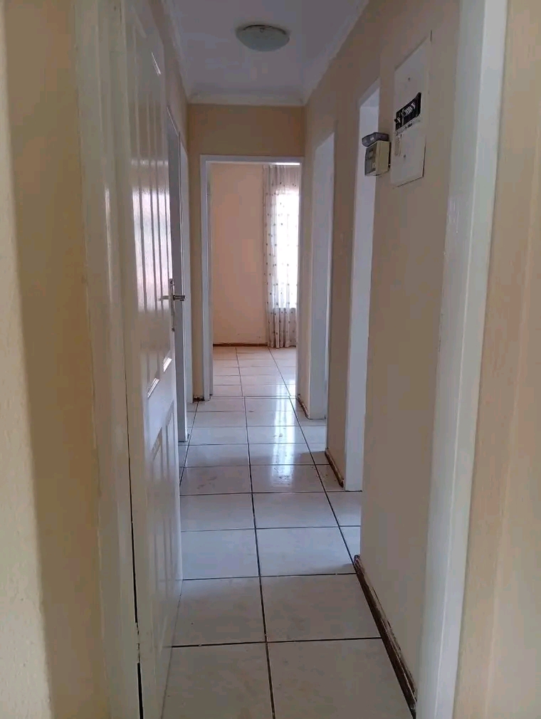 3 bedrooms house with a fitted kitchenette, f  in Tembisa