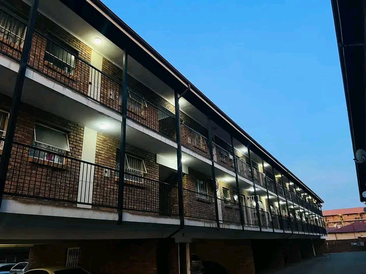 3 bedroom flat for sharing in cbd (the oaktre  in Kempton Park