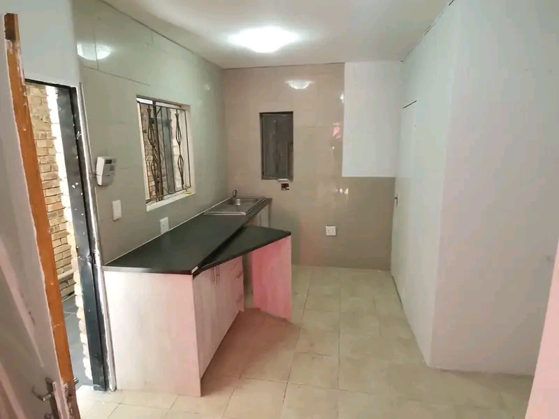 1 bedroom apartment.  r3800 rent.  r1500 depo  in Ebony Park