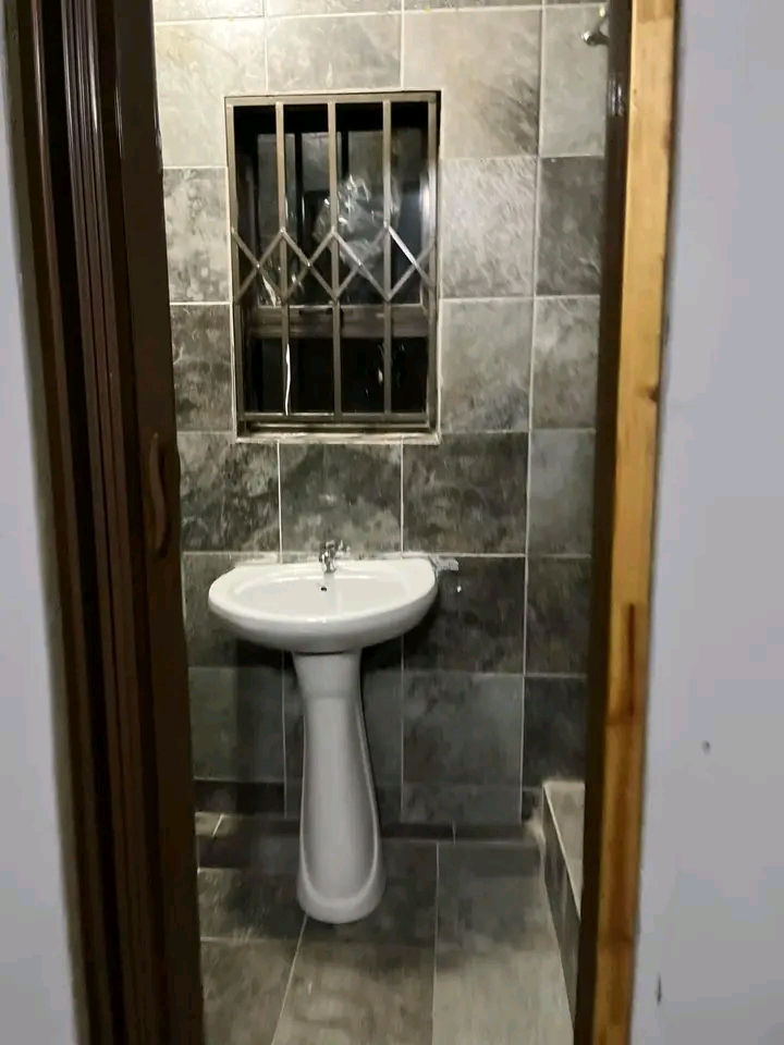 Room available to rent for r2000 excluding de  in Braamfischer