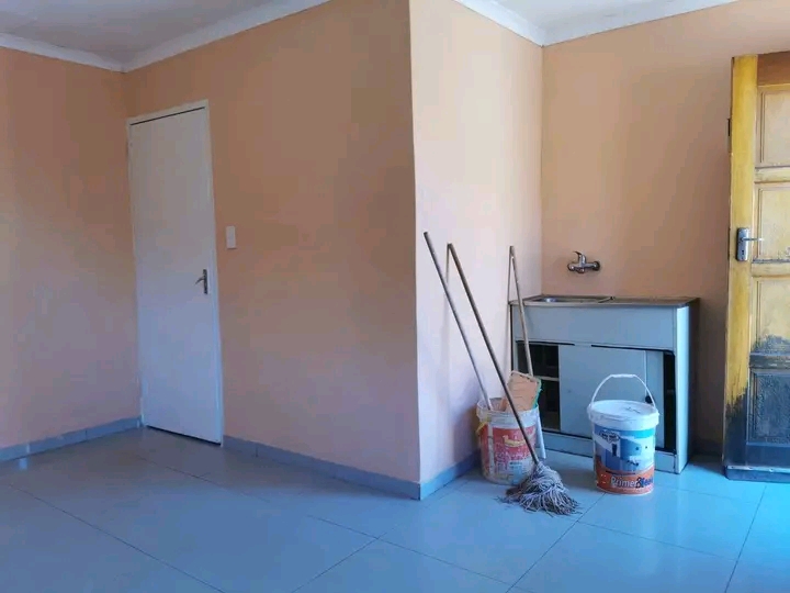 Big bachelor room with ensuite available for   in Protea Glen